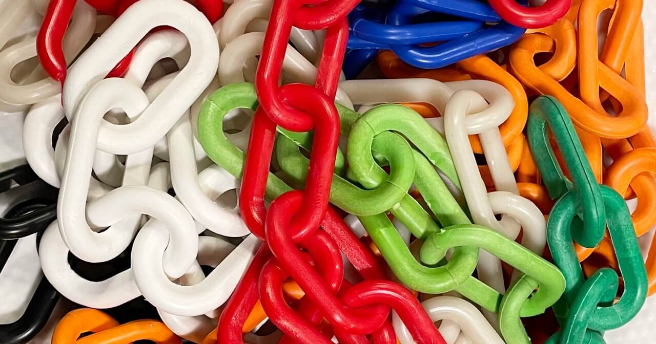 Colorful chains made from Verde's bioresins